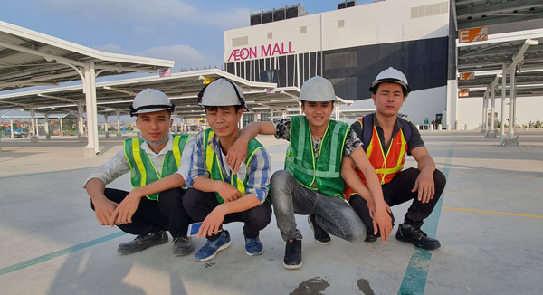 nhân viên lắp đặt kệ sắt